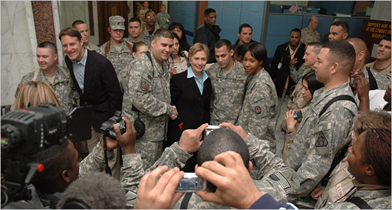 Hillary Clinton durante su visita a Iraq en noviembre de 2007 como senadora