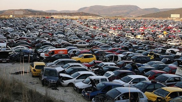 La producción y reciclaje de los vehículos es contaminante. Desguace en Navarra. (Efe)