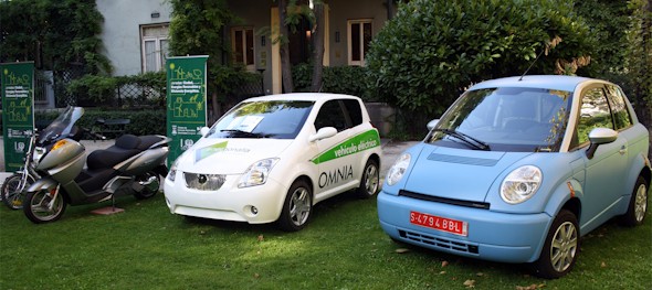 Muestra de vehículos eléctricos en al sede de la Fundación Ortega-Marañón.