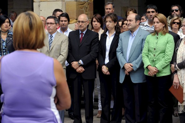 Decenas de personas se han concentrado este viernes frente al Ayuntamiento de Durango. Efe