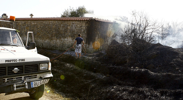 Efectivos terrestres durante las labores de extinción del incendio forestal declarado en el Condado de Treviño (Burgos). EFE