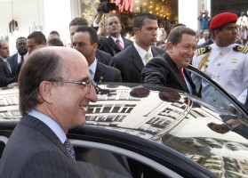 Chávez conduce unos de sus coches oficiales junto a Bufau. Efe