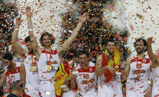 Los jugadores festejan el oro histórico. (Efe)