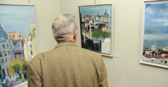 Un asistente a la inaguración observa las pinturas de Constanza López Schlichting (Foto: Manuel Engo)