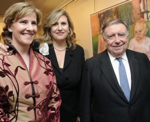 Las hermanas López Schlichting junto a Luis María Anson (Foto: Manuel Engo)