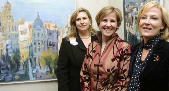 La pintora Constanza López Schlichting (en el centro) junto a su hermana, Cristina, (a la izquierda) y la vicenconsejera de Cultura de la Comunidad de Madrid, Concha Guerra (Foto: Manuel Engo)