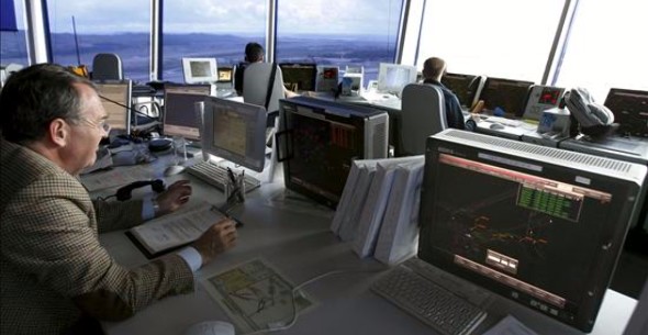 Varios controladores en su puesto de trabajo. Efe