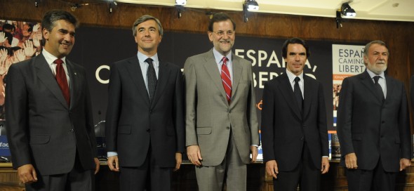 Aznar y sus ministros del Interior acompañan a Cosidó en la presentación de 'España, camino de libertad'. Manuel Engo
