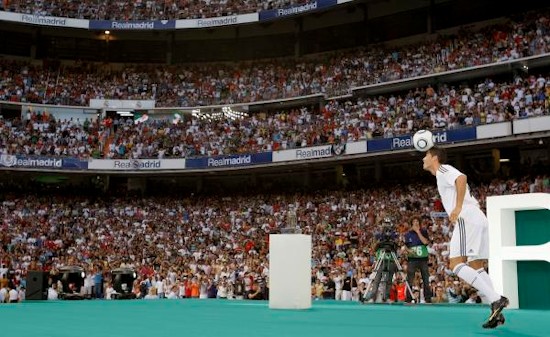 Un Bernabéu lleno recibió al fichaje más caro de la historia del fútbol