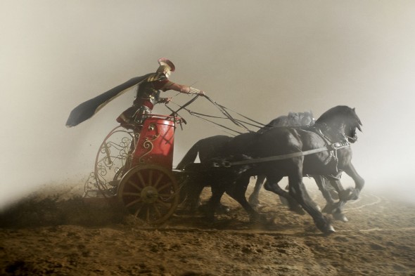 La obra, titulada Ben Hur Live, pondrá en escena dramáticas carreras de cuadrigas, tensas peleas de gladiadores y aparatosas batallas de galeras con un fin: relatar la historia del mítico noble judío, en la que se mezclan amor, venganza, fe y redención. En la imagen, recreación artística de una cuadriga romana conducida por un auriga como las del espectáculo. Efe