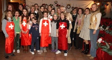 Foto de familia tras el Bazar de Navidad del año pasado.