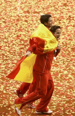 Los tenistas españoles Fernando Verdasco y Feliciano López (i), muestran su alegría tras ganar la final de la Copa Davis. EFE