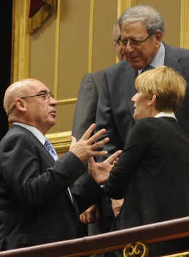 Javier Rojo, presidente del Senado, conversa con Sonsoles Espinosa (Foto: Manuel Engo)