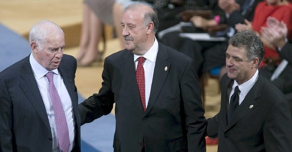 Luis Aragonés junto a Vicente del Bosque en el Teatro Campoamor de Oviedo (Efe)