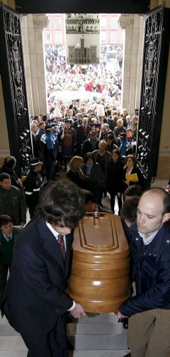 Centenares de personas acuden a despedirse de Miguel Delibes (Efe)