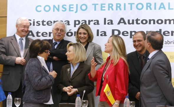 Trinidad Jiménez con los responsables autonómicos tras la reunión del Consejo Territorial de Dependencia.