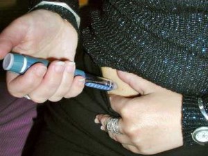 Diabético inyectándose insulina.