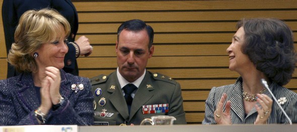 Esperanza Aguirre y la Reina durante la presentación del diccionario griego-español (Efe)