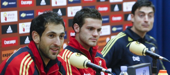 Diego López, Juan Manuel Mata, y Albert Riera,i-d., durante la rueda de prensa que ofrecieron tras el entrenamiento. (Efe)