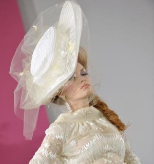 Detalle del desfile de Christian Dior. Ep