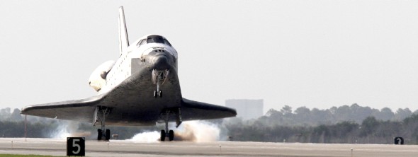 El Discovery aterriza en Florida (Efe)></center><br />Tras una misión programada para septiembre, el <b>Discovery</b> ha aterrizado en el Centro Espacial Kennedy. El transbordador pasará a retiro como el resto de estos aparatos de la agencia espacial estadounidense <b>NASA</b>, los cuales debutaron en el espacio en 1981. Sin embargo, antes de septiembre habrá dos misiones de otros transbordadores. En su penúltimo viaje, cuyo final se retrasó un día debido a condiciones meteorológicas en Florida, el Discovery recorrió <b>9,6 millones de kilómetros</b>.<br /><br />El comandante Alan Poindexter y el piloto Jim Dutton encendieron a las 12:02 GMT los motores para iniciar la desaceleración de los 27.000 kilómetros por hora en la órbita y la caída hacia la atmósfera, donde el transbordador soportó temperaturas de <b>2.000 grados</b> Celsius.<br /><br />Cuando el transbordador cruzó el cielo de Estados Unidos, desde el Estado de Washington hasta Florida, en tan solo 28 minutos, su estela pudo verse en el cielo matinal y se escucharon <b>dos detonaciones</b>, algo que no se repetirá muchas veces más en la historia de la exploración espacial estadounidense. 