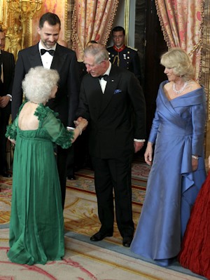 El príncipe Carlos de Inglaterra saluda a la Duquesa de Alba en presencia del príncipe Felipe y Camila, duquesa de Cornualles, antes de la cena que los Príncipes de Asturias han ofrecido al heredero de la Corona Británica y su esposa, esta noche en el Palacio Real. EFE/Alberto Martín