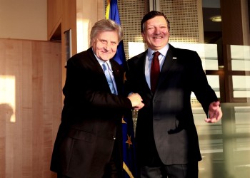 El presidente de la Comisión Europea, José Manuel Durao Barroso (d), recibe al presidente del Banco Central Europeo (ECB), Jean-Claude Trichet (i), en el marco de la cumbre informal que los jefes de Estado y de Gobierno de la Unión Europea celebran en Bruselas. EFE/Olivier Hoslet