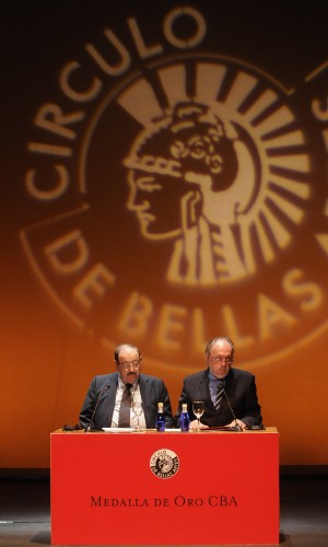 Umberto Eco junto a Jorge Lozano. Manuel Engo
