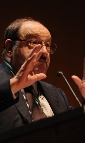 El presidente del Círculo de Bellas Artes Juan Miguel Hernández León, ha impuesto la Medalla de Oro del Círculo de Bellas Artes al escritor, semiólogo y filósofo italiano Umberto Eco. Manuel Engo