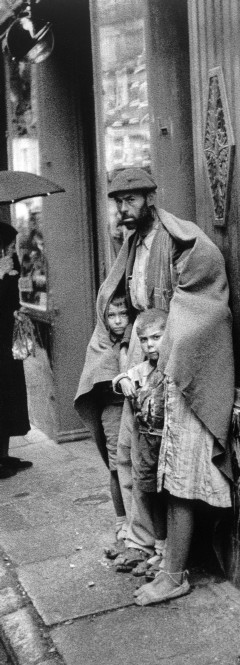 Retrato de la miseria ante la puerta del restaurante Lhardy de Madrid. EFE. Hermes Pato. Madrid, enero, 1940