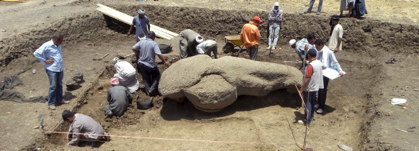 Arqueólogos trabajan junto al coloso del dios Tot hallado en Luxor (Efe)