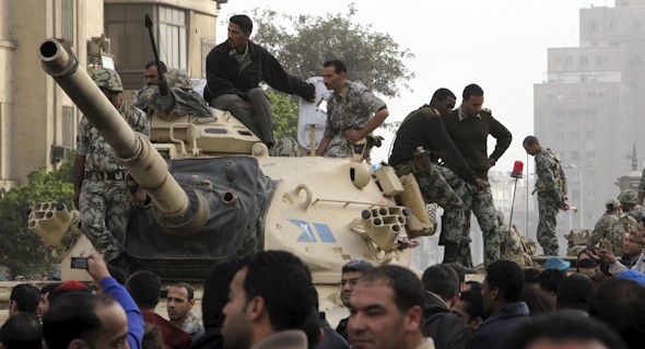 El ejército egipcio controla a los miles de egipcios que se manifiestan en El Cairo, hoy, sábado, 29 de enero de 2011, frente a la estatua del general Abdel Moneim Ryad. El centro de la ciudad, donde se congregan decenas de miles de manifestantes, está controlado exclusivamente por las tropas del Ejército, mientras que la policía vigila sólo algunos puntos determinados. EFE/Andre Pain