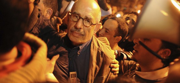 El ganador del premio Nóbel de la Paz, el egipcio Mohamed ElBaradei, se une a los manifestantes en la plaza Tahrir, en El Cairo, Egipto, hoy, domingo 30 de enero de 2011. Mohammed El Baradei les dijo a los manifestantes en la plaza Tahrir, en el centro de El Cairo, que Egipto estaba siendo testigo de un 