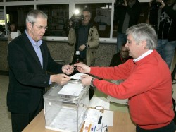 Emilio Pérez Touriño ejerce su derecho a voto