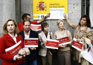 Padres objetores ante el Ministerio de Educación.
