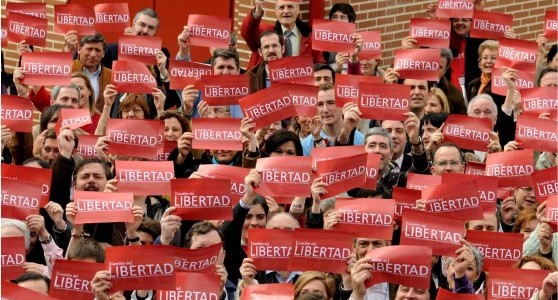 Padres objetores exigindo al Gobierno libertad.