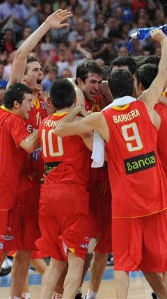 Los jugadores de la sub20 festejan el oro europeo. (feb.es)