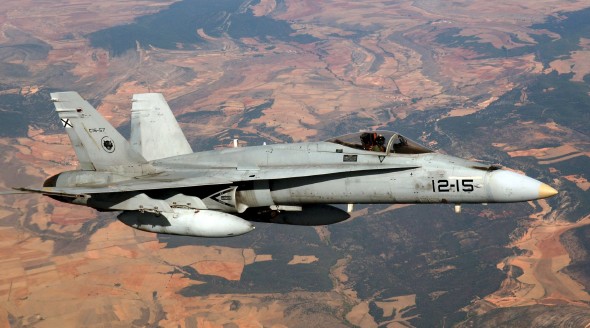 En la fotografía de archivo, un F-18 del Ejército del Aire realiza un vuelo de entrenamiento. Efe