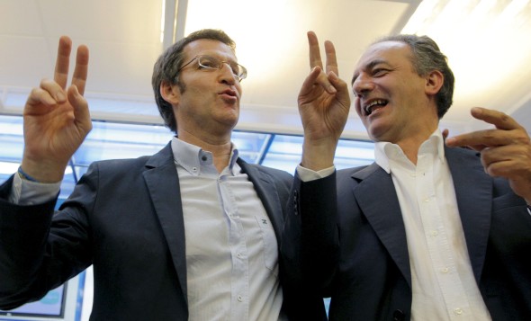 El presidente de la Xunta, Alberto Núñez Feijóo (i), acompañado por el eurodiputado electo, Francisco Millan Mon, tras la rueda de prensa ofrecida para valorar los resultados de las elecciones europeas. Efe