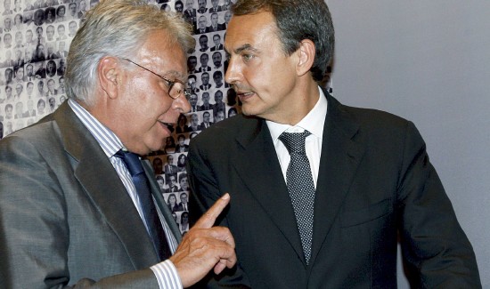 Felipe González con José Luis Rodríguez Zapatero la pasada semana en el Congreso de los Diputados. Efe
