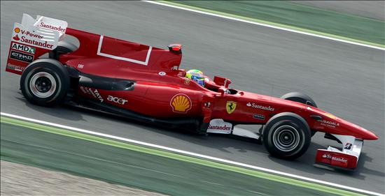 El ferrari de Massa luciendo más rojo que nunca tras la eliminación de las rayas de Marlboro