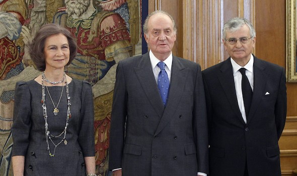  Los Reyes posan con Eduardo Torres-Dulce, cuya jura como nuevo fiscal general del Estado han presidido hoy en una breve ceremonia en el Salón de Audiencias del Palacio de la Zarzuela. EFE/Juan Carlos Hidalgo
