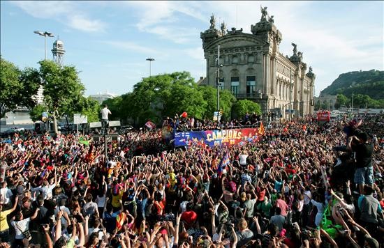 Barcelona se echa a la calle para festejar el triplete