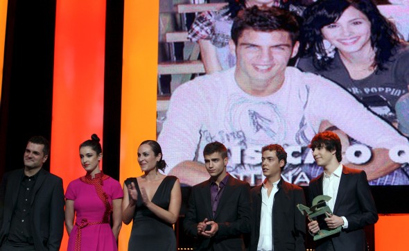 Varios actores de la serie Física o Química (Antena 3) reciben su galardón durante la 56 gala de entrega de los Premios Ondas 2009, celebrada en el Gran Teatro del Liceo de Barcelona. EFE/Albert Olivè