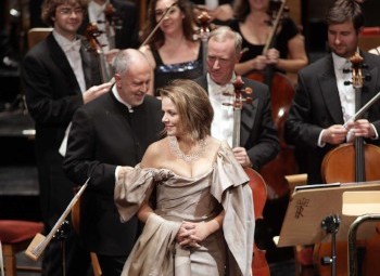 Renée Fleming junto al director de la oequesta.
