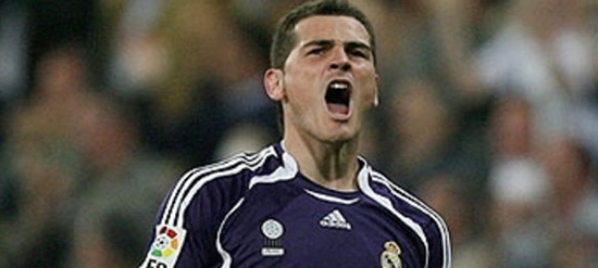 Casillas celebrando un gol