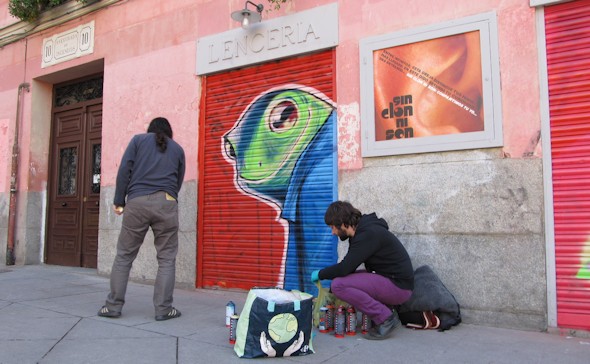Grafiteros en la plaza madrileña del Dos de Mayo / Carlota Calderón