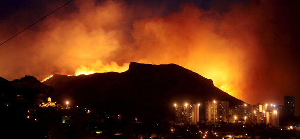 Vista del incendio a las afueras de Marsella. EFE