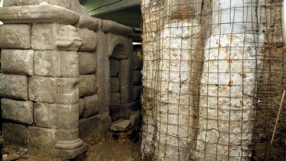 Restos arqueológicos de la Fuente de los Caños del Peral encontrados en las obras del Metro de Ópera (Efe)