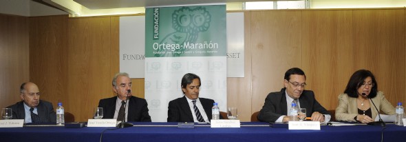 José Juan Toharia, José Varela Ortega, Jesús Sánchez Lambás, Juan A. Vázquez y Josefa García Grande, directivos de la Fundación José Ortega y Gasset-Gregorio Marañón. Foto: Manuel Engo